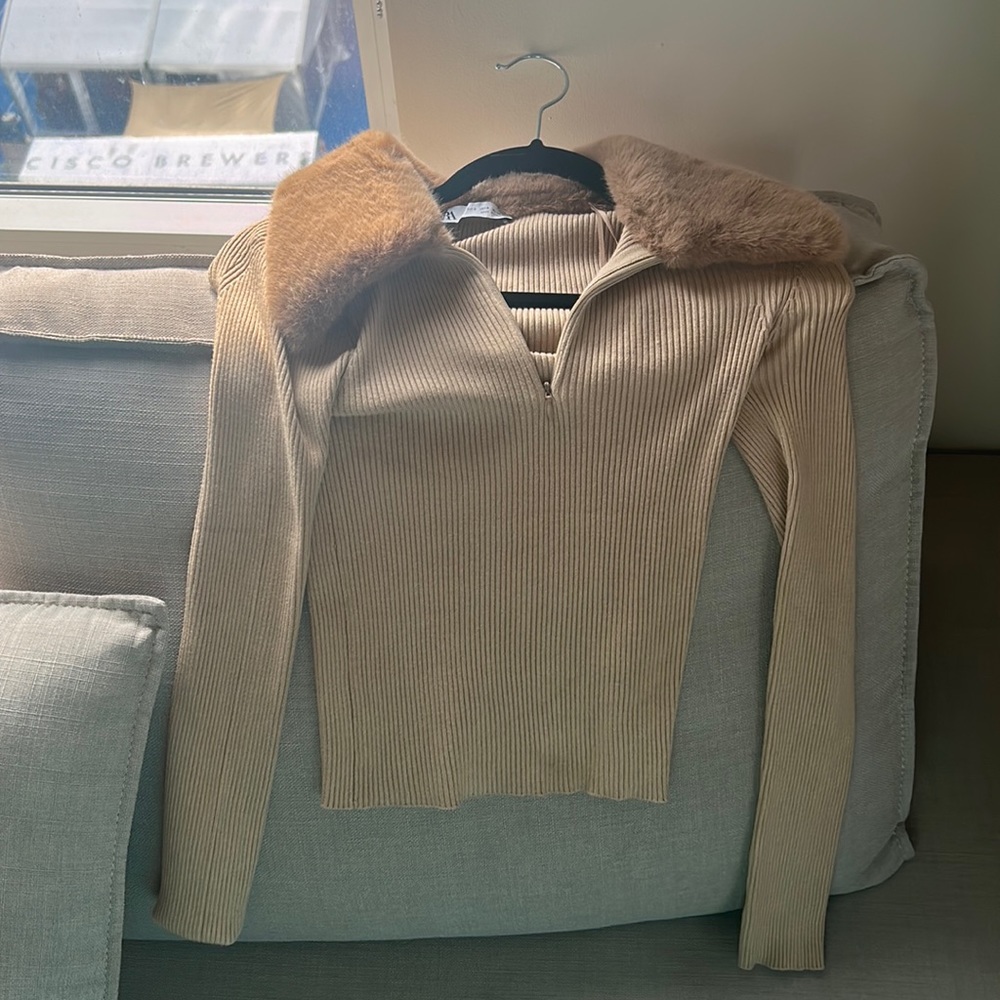 Knit sweater with fur on the collar